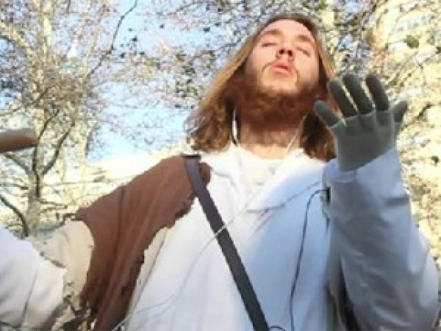 Sinal dos Tempos: Com cruz e smartphone, homem caracterizado como Jesus anda pelas ruas da Filadélfia nos EUA