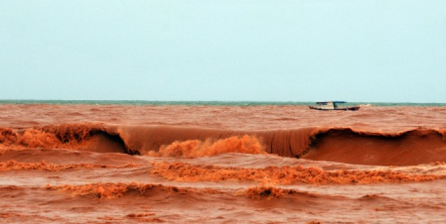 Praia de Regência, no litoral capixaba, vira um mar de lama.