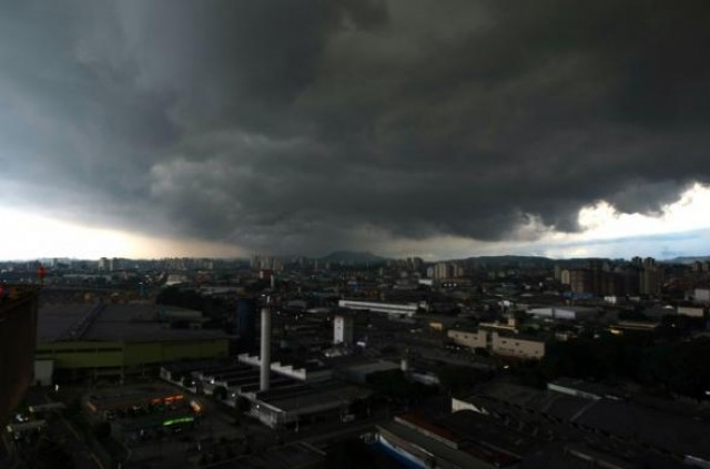 Calamidade total, diz funcionário de hospital após temporal com granizo do tamanho de cebolas, que causaram destruição em Guareí SP