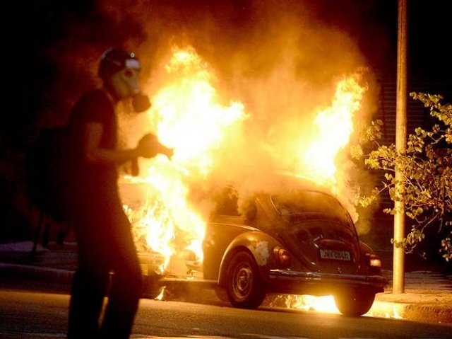Caos nas ruas de SP: Ato contra Copa tem fogo em carro, agências quebradas e vandalismo
