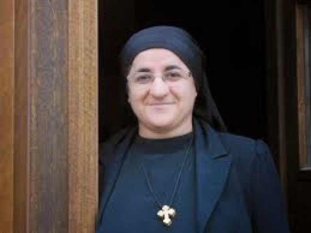 Fim dos Tempos: Corajosa Freira ajuda aos cristãos pobres e perseguidos pelos radicais do Estado Islâmico