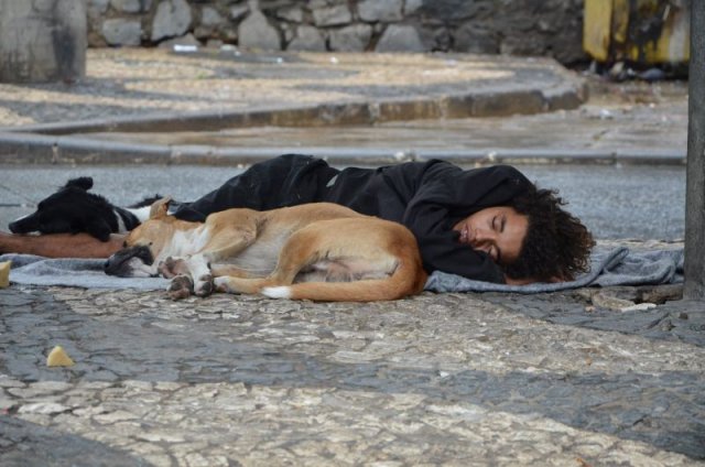 Os homens sem misericórdia do Fim dos Tempos: Moradores de rua de São Paulo, sofrem com sede, fome e sem tomar banho