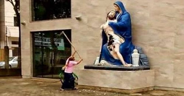 Mulher destrói imagem de Nossa Senhora com seu Filho Jesus, a golpes de enxada e ainda manda a imagem reagir em Minas Gerais