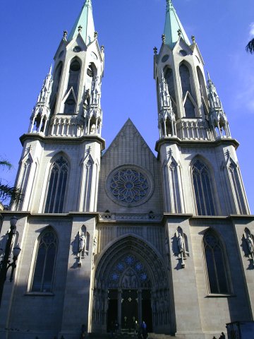 Catedral de São Paulo profanada por ativista gay com suas partes intimas à mostra