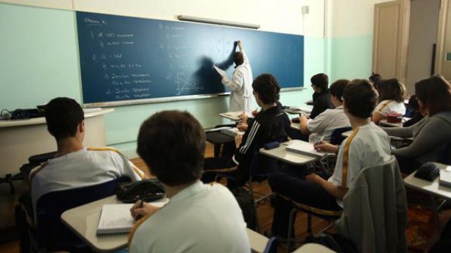 Dou aula de porta aberta por medo do que os alunos possam fazer, diz Professora