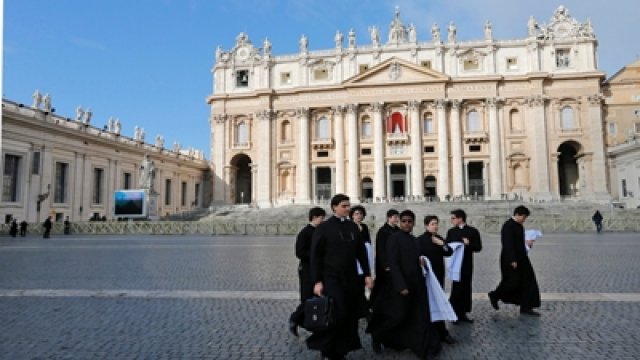 Vaticano: homossexualismo, garotos de aluguel e venda de hóstias para satanistas