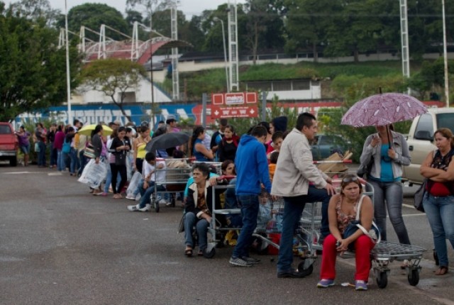 No paraiso socialista elogiado e apoiado por Francisco, venezuelanos passam mais de 4 horas na fila, para comprar um pedaço de pão e um litro de leite