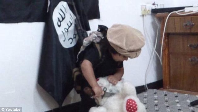 Fim dos Tempos: Criança de 3 anos treina decapitação com ursinho de pelúcia, mostra vídeo do Estado Islâmico
