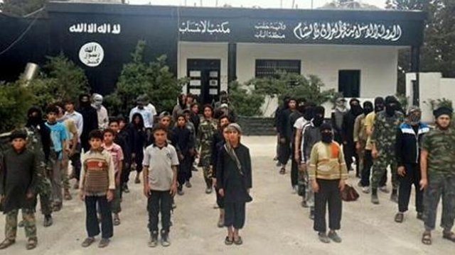 Jihadistas criam campos de treinamento para menores na Síria, onde recebem treinamento de luta e tiro