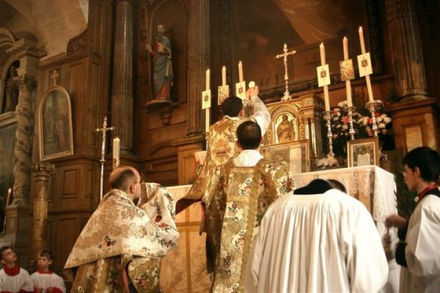 No Altar à Hora Nona. O Silêncio e a Solidão do Gólgota: Assistindo à Missa Tradicional