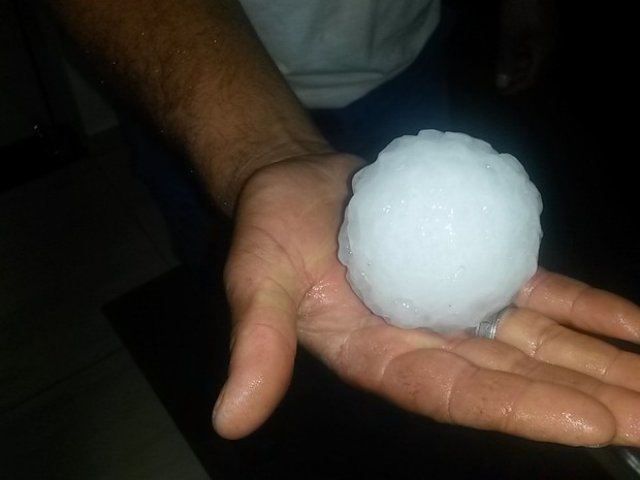 Granizo com pedras de gelo do tamanho de uma laranja assustam moradores do Paraná