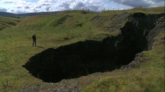 Cratera misteriosa profunda surgida do nada intriga fazendeiro na Inglaterra