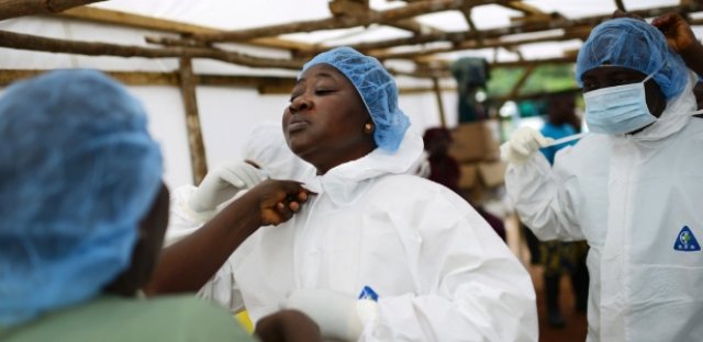 Mesmo após 15 colegas morrerem de Ebola, enfermeira segue trabalho em Serra Leoa