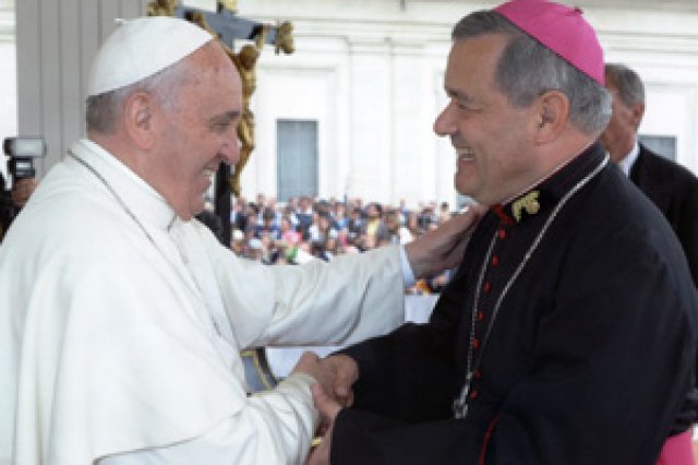 Em meio a protestos, dentro e fora da Catedral da Diocese de Osorno, no Chile, Bispo ligado a Padre pedófilo toma posse