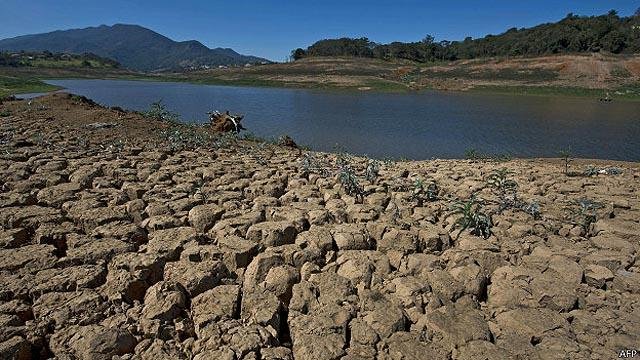 Avanço da seca em Minas vira estopim de batalha pela água entre produtores rurais