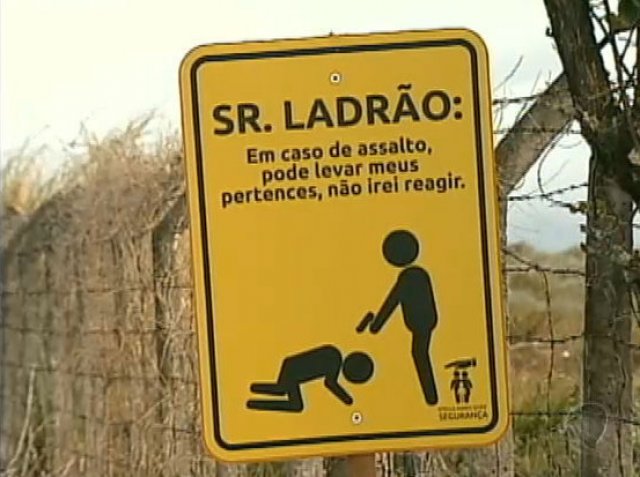 Sinal dos Tempos: Moradores de bairro nobre de Salvador instalam placas alertando sobre assaltos