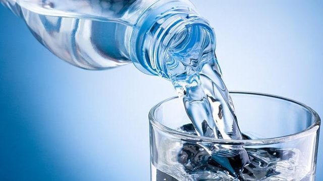 Qualidade da água vendida em garrafa plástica não é melhor do que a da torneira, diz professor da Unicamp