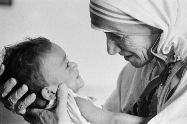 Conselhos de amor da Madre Teresa de Calcutá: Seja o que for que fizeres, nem que seja ajudar alguém a atravessar a rua, é a Jesus que o fazes