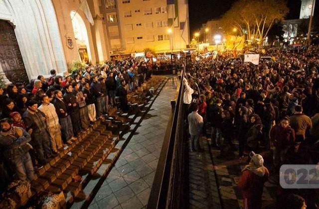 Católicos argentinos protegeram a catedral de Mar del Plata assaltada pela intolerância dos sodomitas LGBT