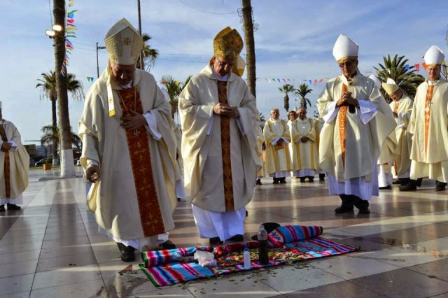 A Fumaça de Satanás na Igreja: Novamente um Cardeal participa de cerimônia que venera a deuses estranhos