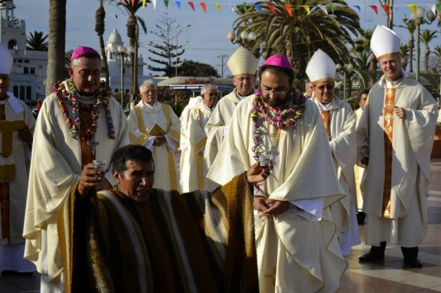 Cerimônia de consagração do novo Bispo no Chile: Em tapete altar no chão com folhas de coca, sementes e elementos estranhos, todos oferecidos às divindades pagãs