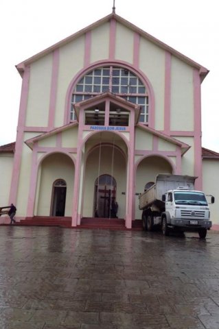 Teto de Igreja em SC desaba em cima do Altar e somente Cruz e imagem do Bom Jesus ficam intactos