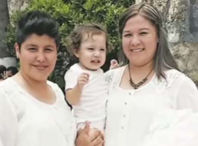 Sinal dos Tempos: Igreja Católica mexicana batiza filha de casal lésbico pela 1ª vez