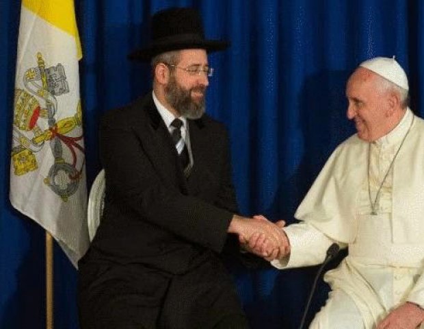 Papa Francisco oculta sua cruz na faixa da batina para não ofender aos Judeus