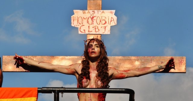 A Sodoma moderna e sua rebelião final contra Deus: Padre e pastor lavam os pés de transexual que se crucificou na Parada gay de 2015
