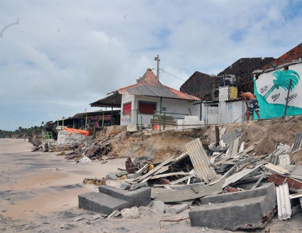 Paraíba: Mar avança quase 3 metros, destrói barracas, quiosques e derruba árvores