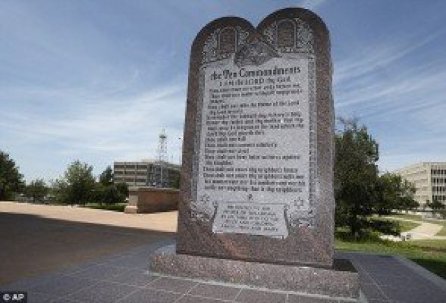 Nos EUA, homem destrói monumento aos 10 Mandamentos porque Satanás ordenou