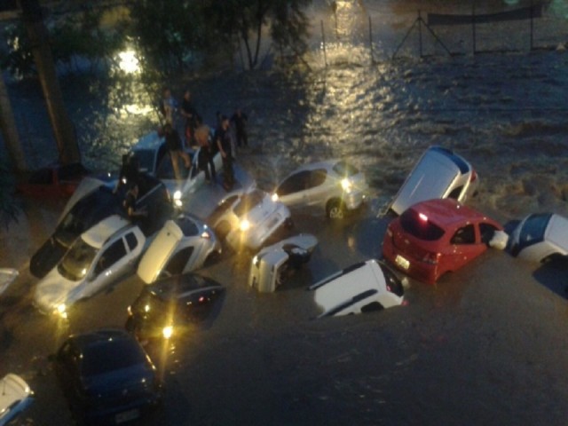 Foi igual a um Tsunami, diz morador sobre temporal que empilhou carros em Belo Horizonte