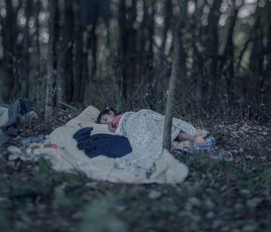 Fotógrafo retrata crianças refugiadas dormindo em florestas, ruas e abrigos
