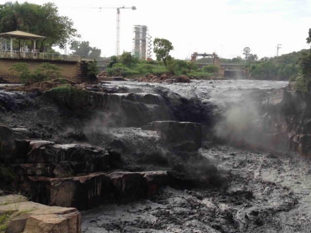 Águas do rio Tietê em Salto (SP) ficam negras e matam milhares de peixes