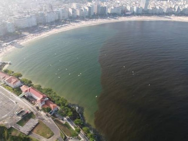Enorme mancha avermelhada surge na orla de Copacabana no RJ