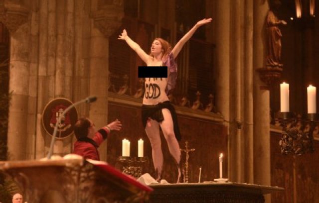 Natal na Catedral de Colônia: ativista do Femen profana altar diante do Cardeal Meisner.