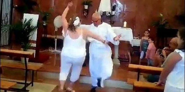 O retorno do Padre espanhol dançando flamenco acompanhado em plena Missa