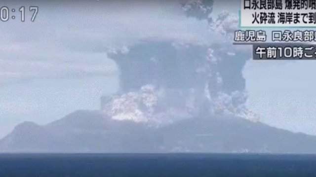 Vulcão no Japão explode de repente e moradores fogem de barco, enquanto fluxo piroclástico de gás e rocha descia pelo Mount Shindake, atingindo o oceano