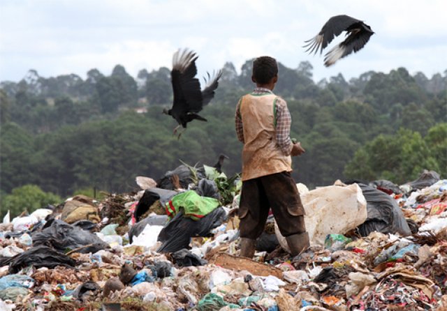 Brasil da Copa: Duas crianças morrem após comer alimento de lixão em Pernambuco