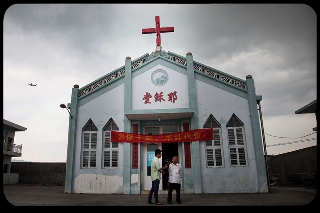 China comunista: Enquanto o governo manda retirar as cruzes, os cristãos colocam mais cruzes ainda