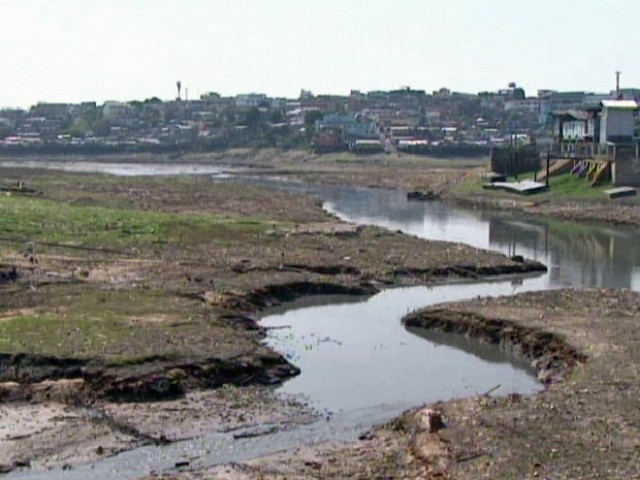 El Niño agrava vazante do rio Negro em Manaus, no Amazonas: Casas flutuantes e barcos ficaram encalhados próximo à ponte São Raimundo