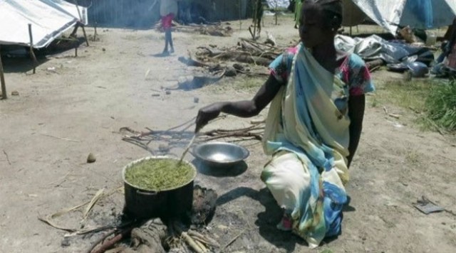 Fome faz mães cozinharem grama para alimentarem seus filhos no Sudão