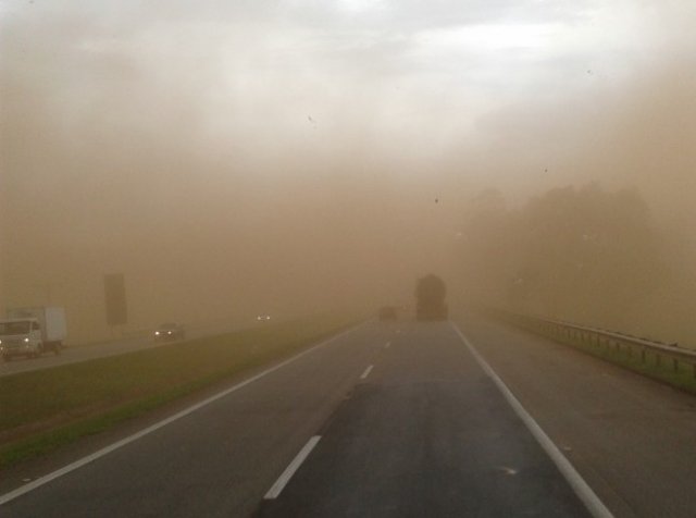 Tempestade de areia escurece rodovia e surpreende motoristas em Itu SP