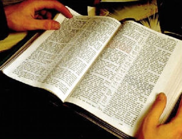 Nova tradução da Bíblia elimina palavras Pai, Filho e Espírito Santo e ainda troca Deus por Alá