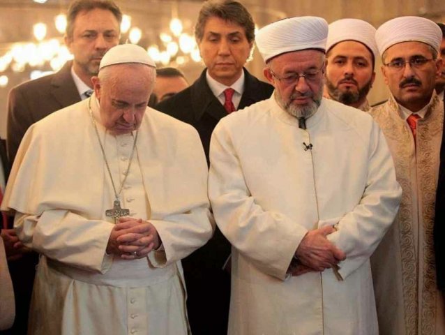 Mais um ato público de apostasia de Francisco: Entrou numa Mesquita descalço, rezando voltado para Meca, acompanhado por lideres muçulmanos