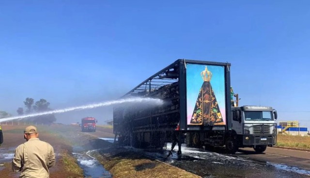 Painel de Nossa Senhora permanece intácto após incêndio em caminhão