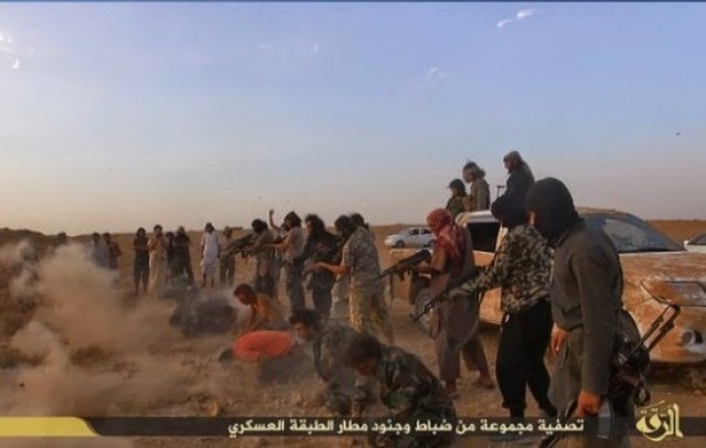 Fim dos Tempos: Crianças brincam de terroristas do ISIS executando os prisioneiros